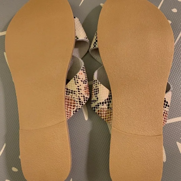 NWOT BEACH by Matisse Pebble Sandals - Picture 2 of 3
